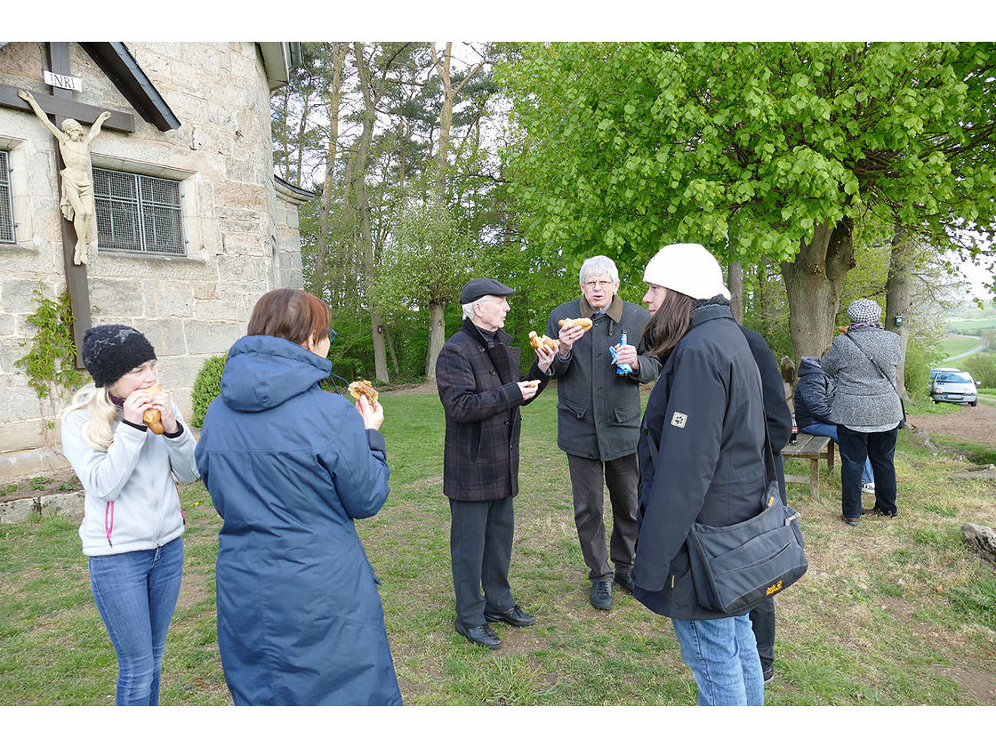 Bittprozession an der Weingartenkapelle (Foto: Karl-Franz Thiede)